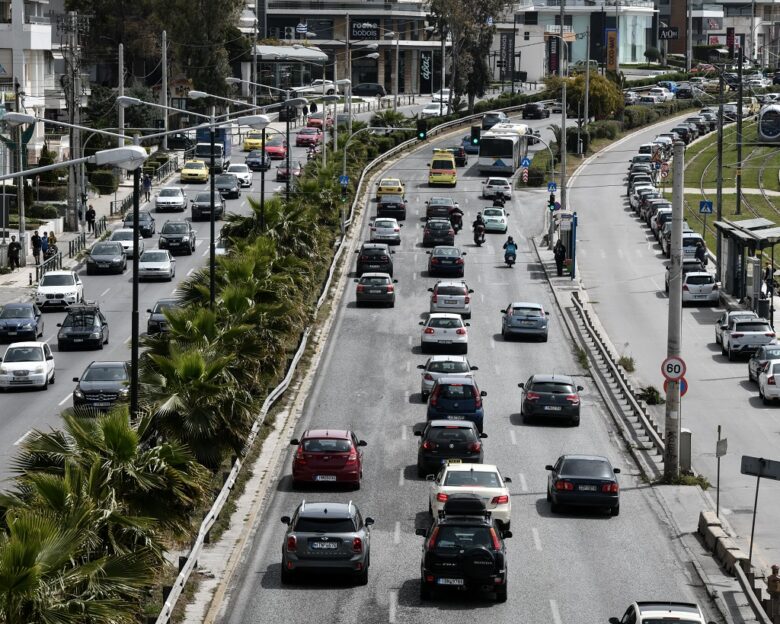 Τροχαίο στην Ποσειδώνος στο Παλαιό Φάληρο στο ρεύμα προς Γλυφάδα – Προβλήματα στην κυκλοφορία