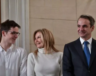 Ο Κωνσταντίνος Μητσοτάκης με τους γονείς του, Κυριάκο και Μαρέβα Μητσοτάκη