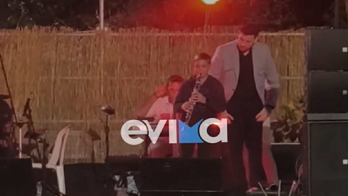 Ο νεαρός παίζοντας κλαρίνο στο πανηγύρι