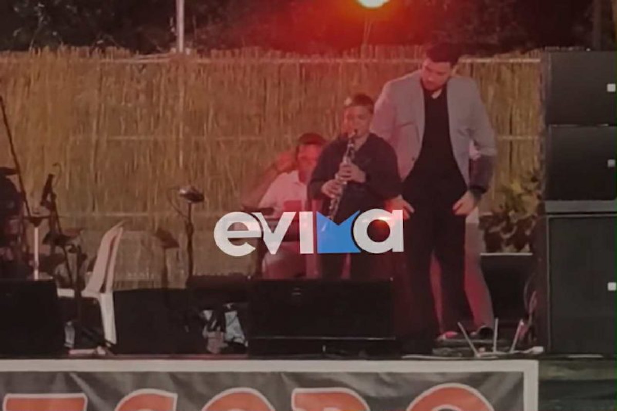 Ο νεαρός παίζοντας κλαρίνο στο πανηγύρι