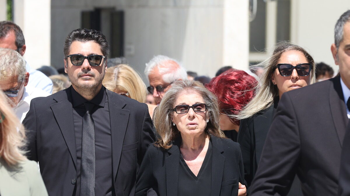 Ο Λάμπρος Κωνσταντάρας με την μητέρα του και την αδερφή του στην κηδεία του πατέρα του Δημήτρη