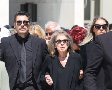 Ο Λάμπρος Κωνσταντάρας με την μητέρα του και την αδερφή του στην κηδεία του πατέρα του Δημήτρη