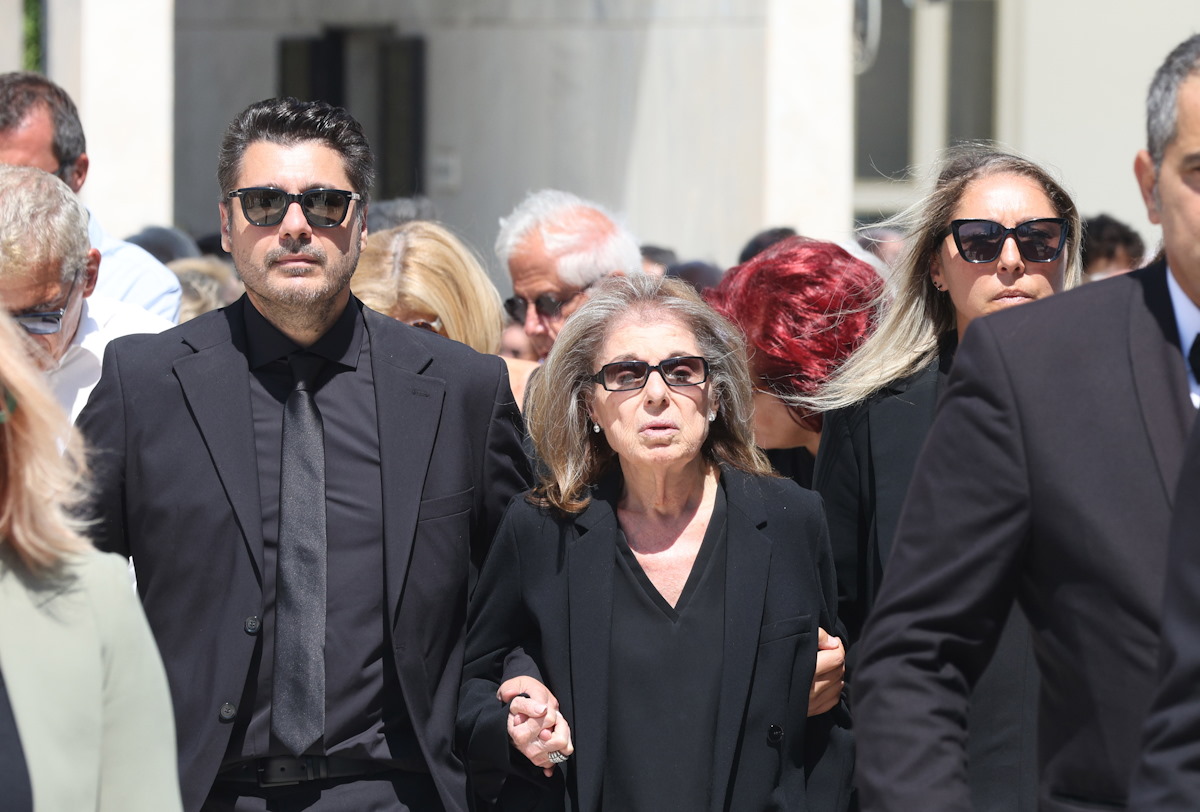Ο Λάμπρος Κωνσταντάρας με την μητέρα του και την αδερφή του στην κηδεία του πατέρα του Δημήτρη