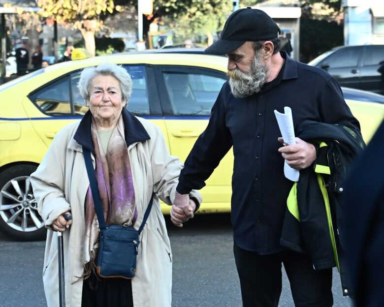 Πέθανε η μητέρα του Κωνσταντίνου Πολυχρονόπουλου – Πρόσφατα παραπέμφθηκαν σε δίκη για τις δωρεές στον «Άλλον Άνθρωπο»