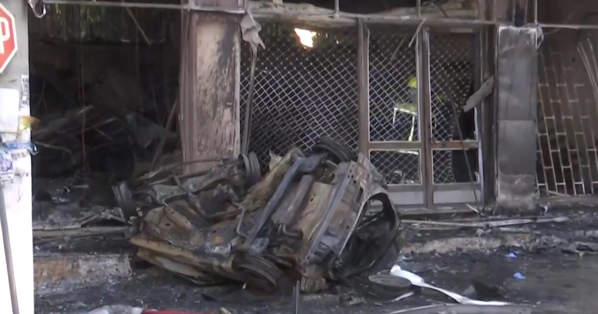 Koropi: car nailed to a store and wrapped in flames – dead driver