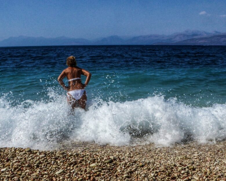 Δροσίζει ο καιρός από την Τετάρτη: Ενισχύονται τα μελτέμια στο Αιγαίο, έως 8 μποφόρ θα πνέουν οι άνεμοι