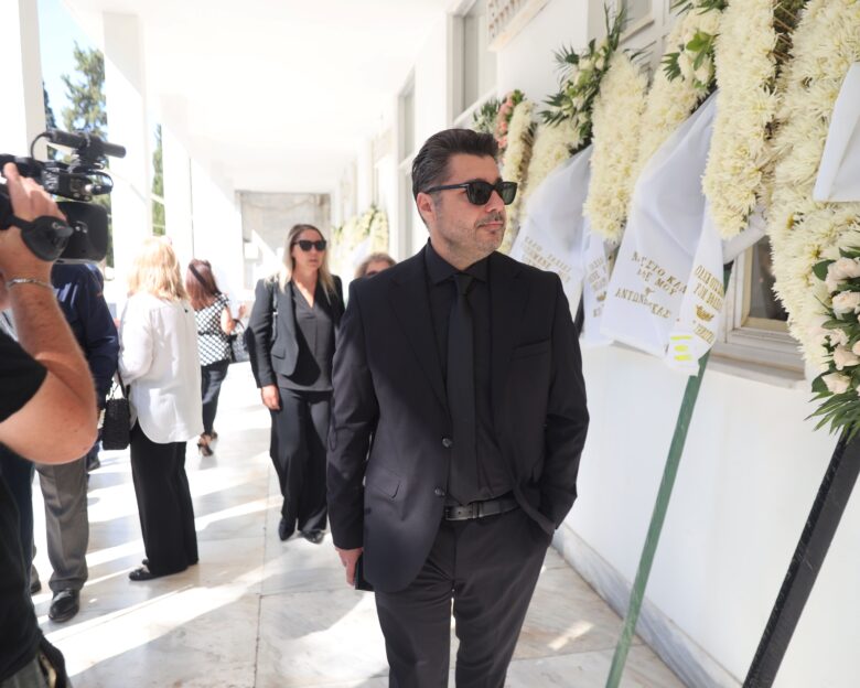 Δημήτρης Κωνσταντάρας: Το τελευταίο αντίο στον δημοσιογράφο – Συγκινημένοι η σύζυγος και τα παιδιά του