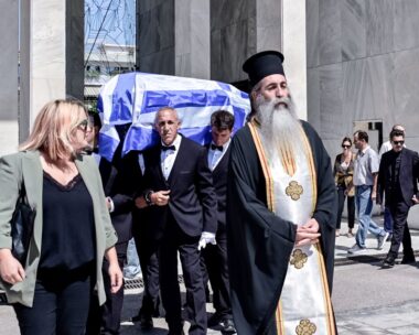 Τυλιγμένο με την ελληνική σημαία το φέρετρο του Δημήτρη Κωνσταντάρα