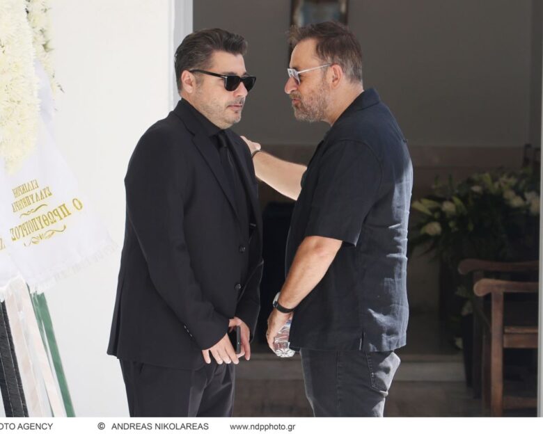 Δημήτρης Κωνσταντάρας: Το τελευταίο αντίο στον δημοσιογράφο – Συγκινημένοι η σύζυγος και τα παιδιά του