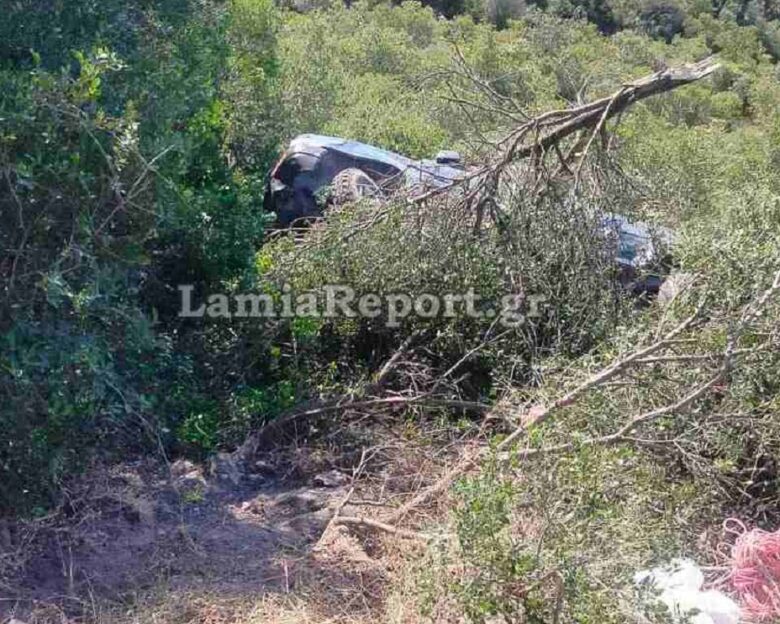 Φθιώτιδα: «Βουτιά» σε γκρεμό έκανε αυτοκίνητο με τρεις ανθρώπους – Επιχείρηση της Πυροσβεστικής για τη διάσωσή τους