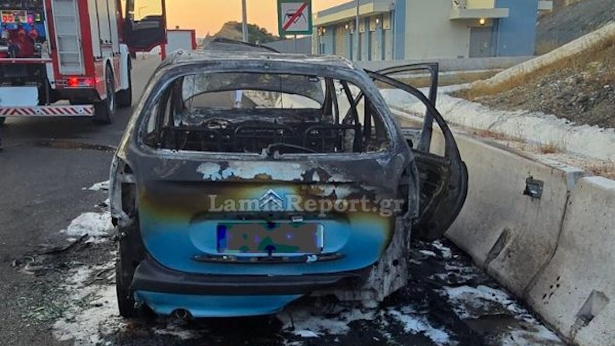 Καμένο αυτοκίνητο στη Λαμία