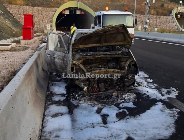 Καμένο αυτοκίνητο στη Λαμία