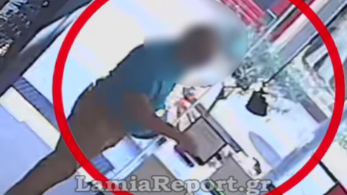 Η στιγμή που ο άντρας πάει να κλέψει τα γυαλιά απο το κατάστημα