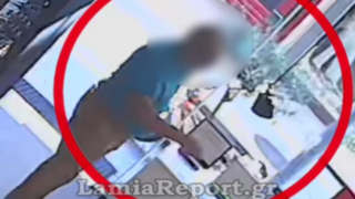 Η στιγμή που ο άντρας πάει να κλέψει τα γυαλιά απο το κατάστημα