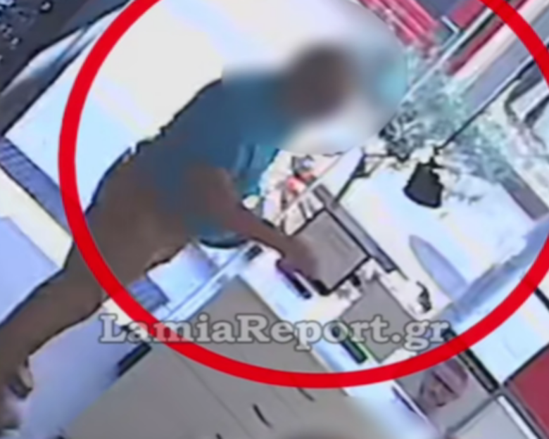 Λαμία: Η στιγμή που ένα ζευγάρι κάνει την «τέλεια κλοπή» σε κατάστημα οπτικών