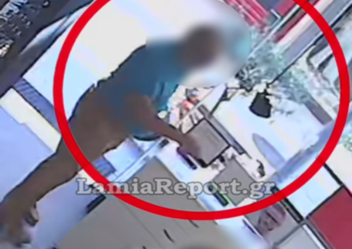 Η στιγμή που ο άντρας πάει να κλέψει τα γυαλιά απο το κατάστημα