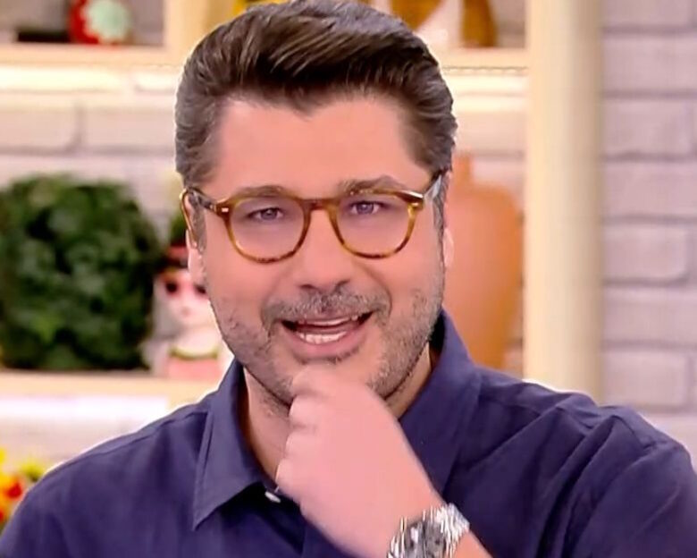 Ο Λάμπρος Κωνσταντάρας έχει γενέθλια: Οι εκπλήξεις που του ετοίμασαν οι συνεργάτες του στον «αέρα» της εκπομπής του