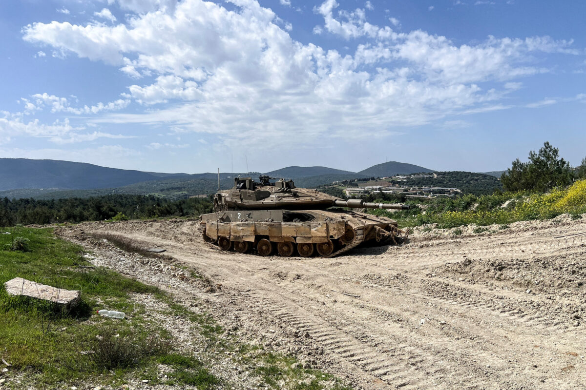 Ένα ισραηλινό άρμα μάχης στην ισραηλινή πλευρά των συνόρων μεταξύ Ισραήλ και Λιβάνου