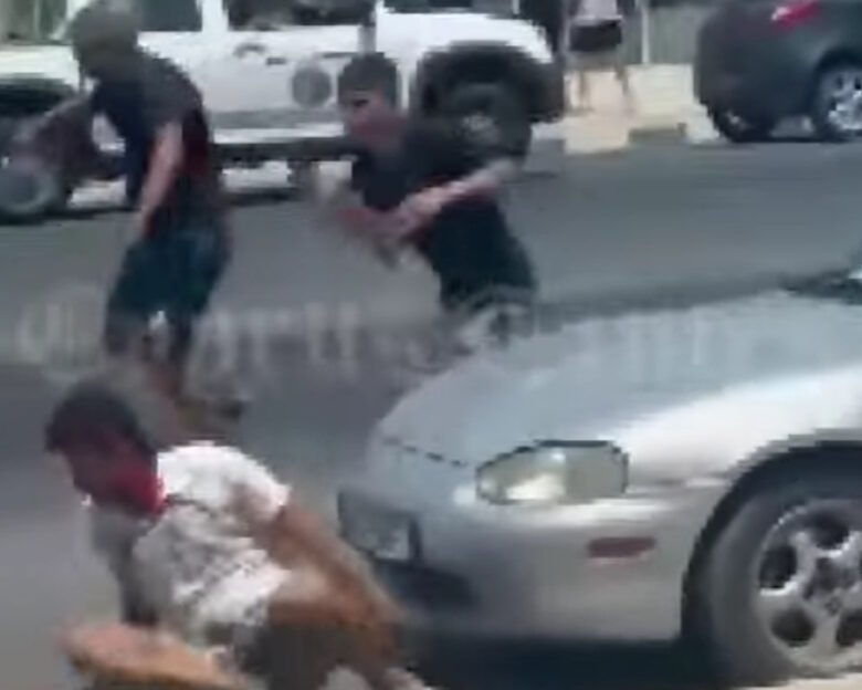 Ελληνοκύπριοι και Κούρδοι πλακώθηκαν στη μέση του δρόμου στη Λεμεσό – Βίντεο από την άγρια συμπλοκή