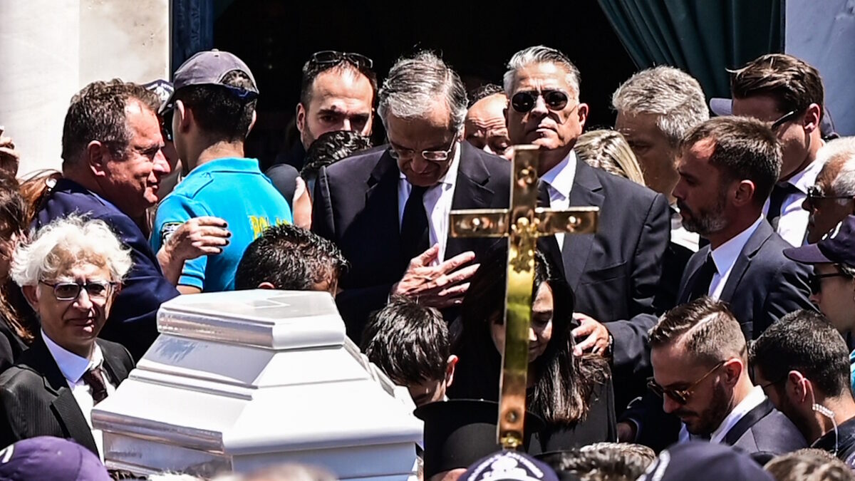 Συντετριμμένος ο πρώην Πρωθυπουργός, Αντώνης Σαμαράς στην κηδεία της 34χρονης κόρης του, Λένας Σαμαρά