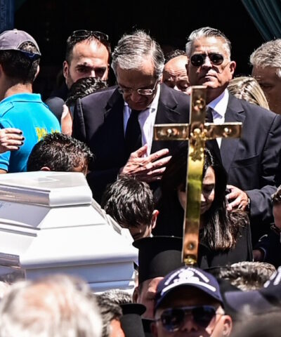 Συντετριμμένος ο πρώην Πρωθυπουργός, Αντώνης Σαμαράς στην κηδεία της 34χρονης κόρης του, Λένας Σαμαρά