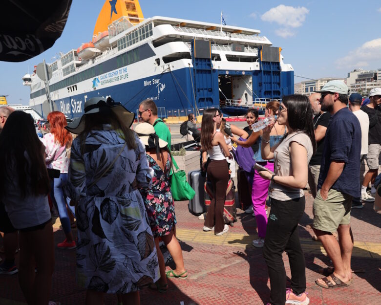 Απαγορευτικό απόπλου έως τη μία μετά τα μεσάνυχτα: Χιλιάδες επιβάτες «ξέμειναν» στα λιμάνια – «Δεν είχαμε καμία ενημέρωση»