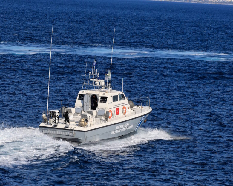 Χίος: Κρατούμενος πήδηξε από το κατάστρωμα πλοίου στη θάλασσα και αγνοείται – Κινητοποίηση και του εμπορικού ναυτικού