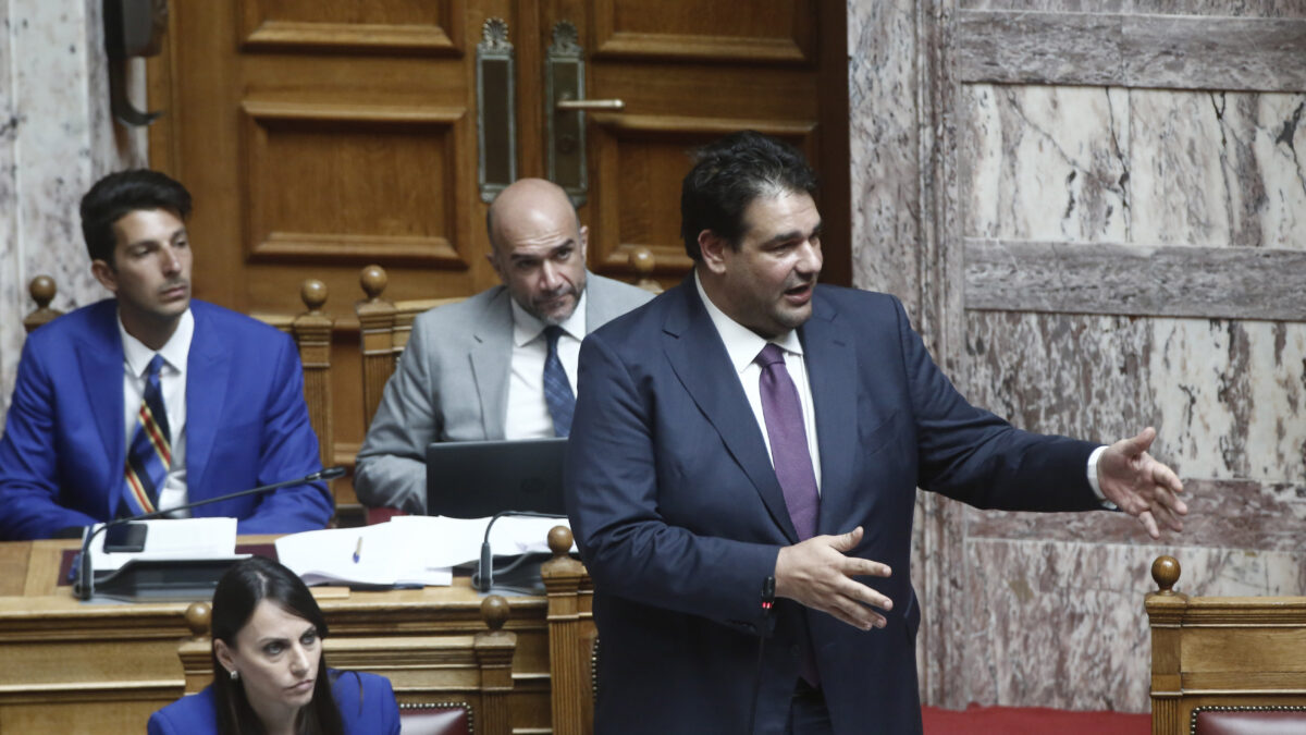 Ο υπουργός Εσωτερικών Θεόδωρος Λιβάνιος μιλάει στην Ολομέλεια της Βουλής, στη μόνη συζήτηση και ψήφιση επί της αρχής, των άρθρων και του συνόλου του σχεδίου νόμου: «Αναμόρφωση του πειθαρχικού δικαίου των υπαλλήλων του δημόσιου τομέα, σύσταση Ελληνικού Κέντρου Εμπειρογνωμοσύνης Διοικητικών Μεταρρυθμίσεων και λοιπές διατάξεις»