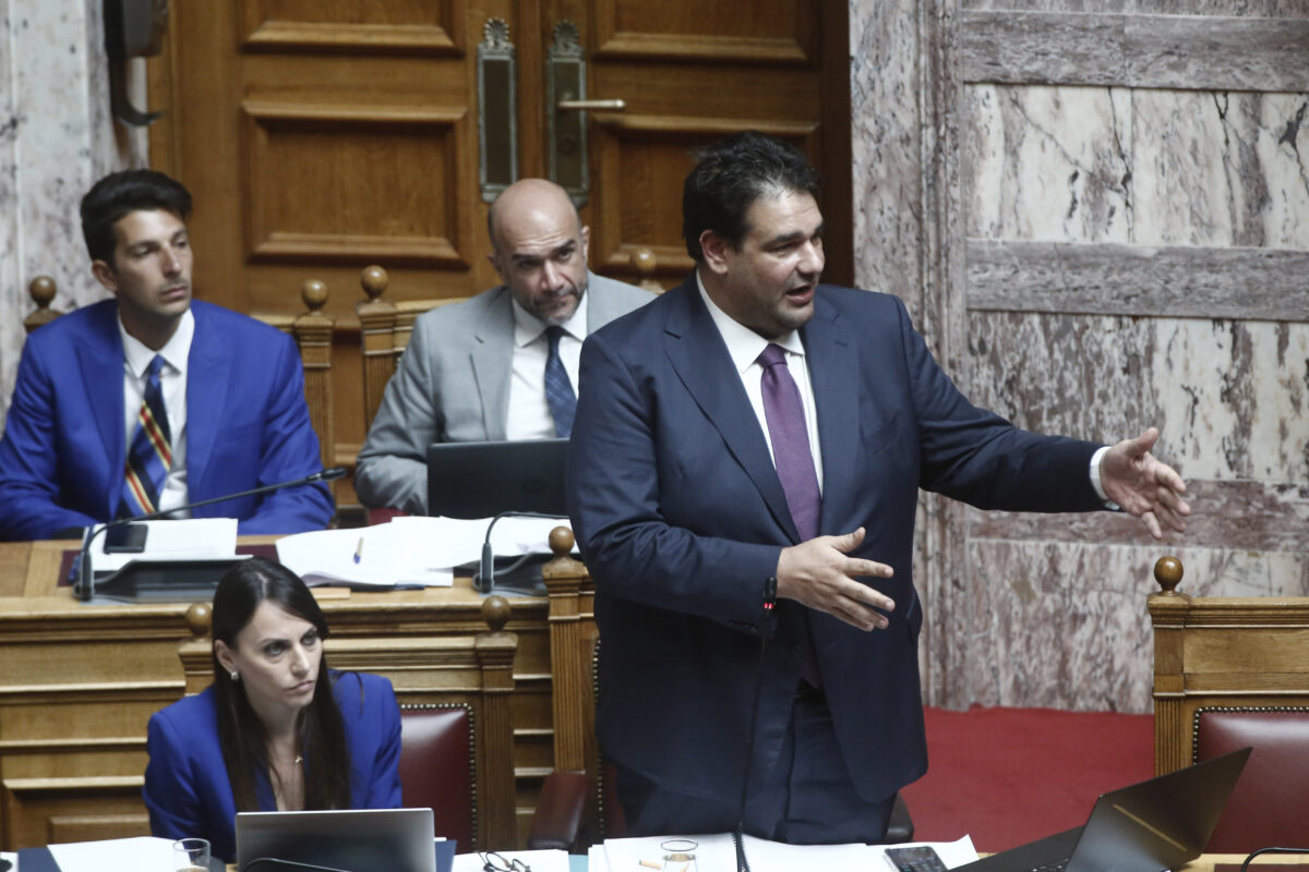 Ο υπουργός Εσωτερικών Θεόδωρος Λιβάνιος μιλάει στην Ολομέλεια της Βουλής, στη μόνη συζήτηση και ψήφιση επί της αρχής, των άρθρων και του συνόλου του σχεδίου νόμου: «Αναμόρφωση του πειθαρχικού δικαίου των υπαλλήλων του δημόσιου τομέα, σύσταση Ελληνικού Κέντρου Εμπειρογνωμοσύνης Διοικητικών Μεταρρυθμίσεων και λοιπές διατάξεις»