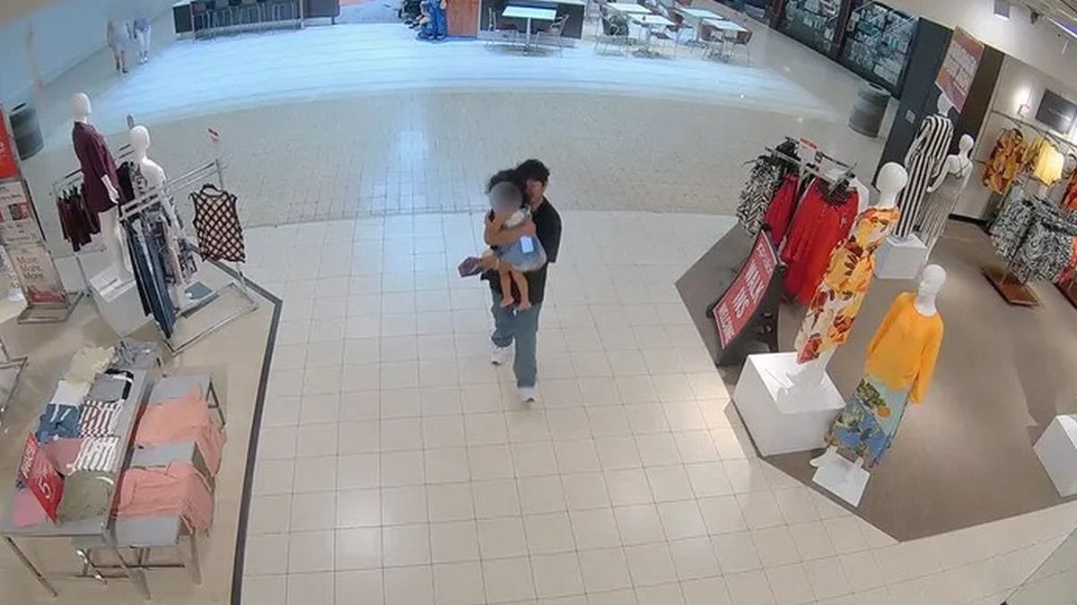 Άντρας αρπάζει κοριτσάκι σε εμπορικό κέντρο στη Βιρτζίνια
