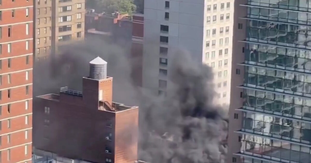 Strong explosion in New York Manhattan – Black Smoke Cover the sky