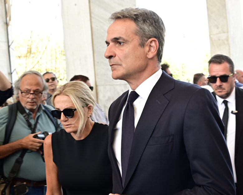 Λένα Σαμαρά: Η στιγμή που ο Κυριάκος Μητσοτάκης και η Μαρέβα Γκραμπόφσκι φτάνουν στην κηδεία