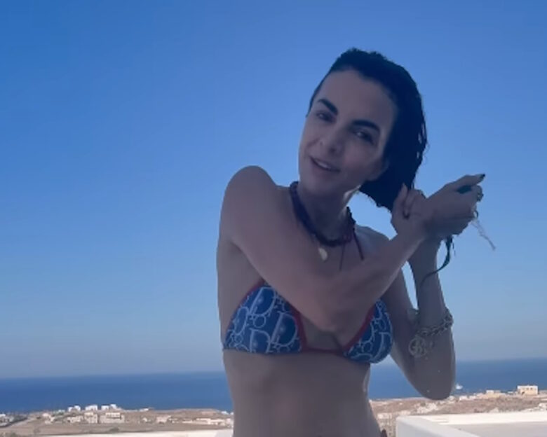 Η Μαρία Σολωμού «πυρπολεί» το Instagram – Ποζάρει με μπικίνι στη Σαντορίνη