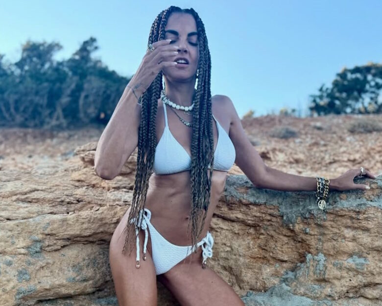 Η Μαρία Σολωμού αποχαιρετά το καλοκαίρι φορώντας το bikini της και με μία topless πόζα