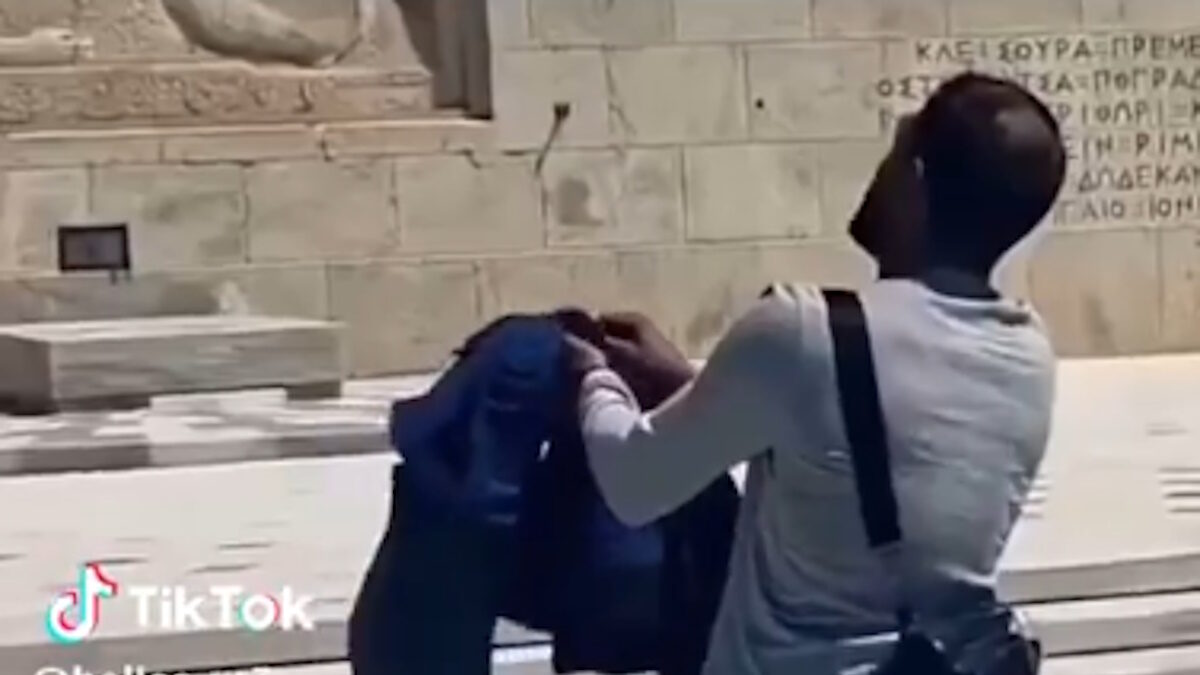 Στιγμιότυπο από το βίντεο με τον μετανάστη που κυκλοφορεί στα Social Media