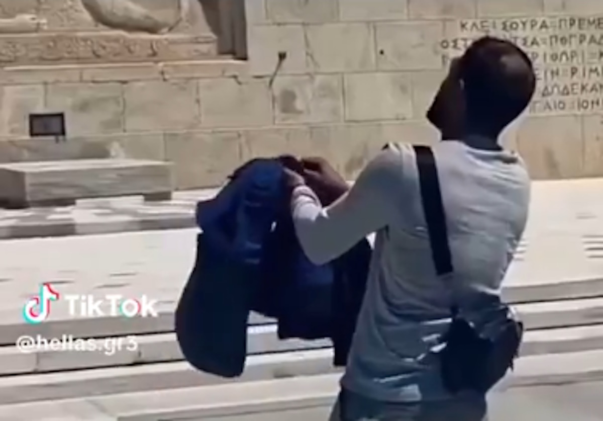 Στιγμιότυπο από το βίντεο με τον μετανάστη που κυκλοφορεί στα Social Media