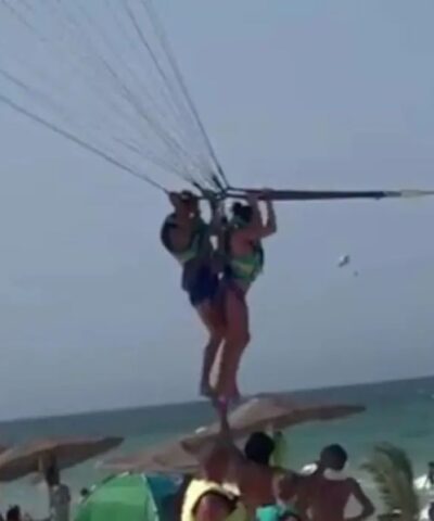Η 52χρονη Μισέλ Γουίλσον κατά την πτήση με αλεξίπτωτο θαλάσσης
