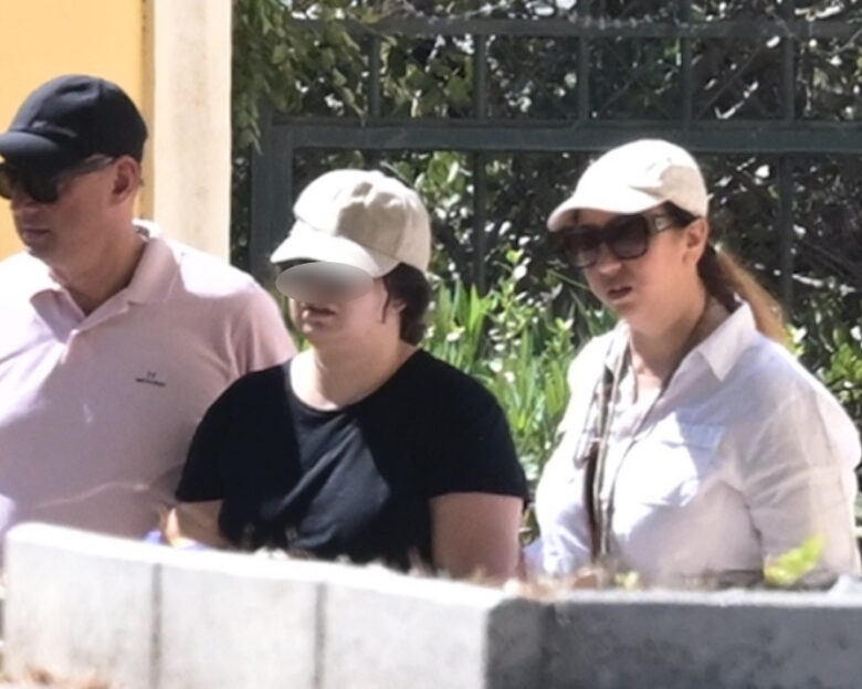 Παλαιό Φάληρο: Νέο βίντεο με τη μητέρα να επιστρέφει στο σπίτι αφού είχε εγκαταλείψει την 3χρονη Τζένα νεκρή