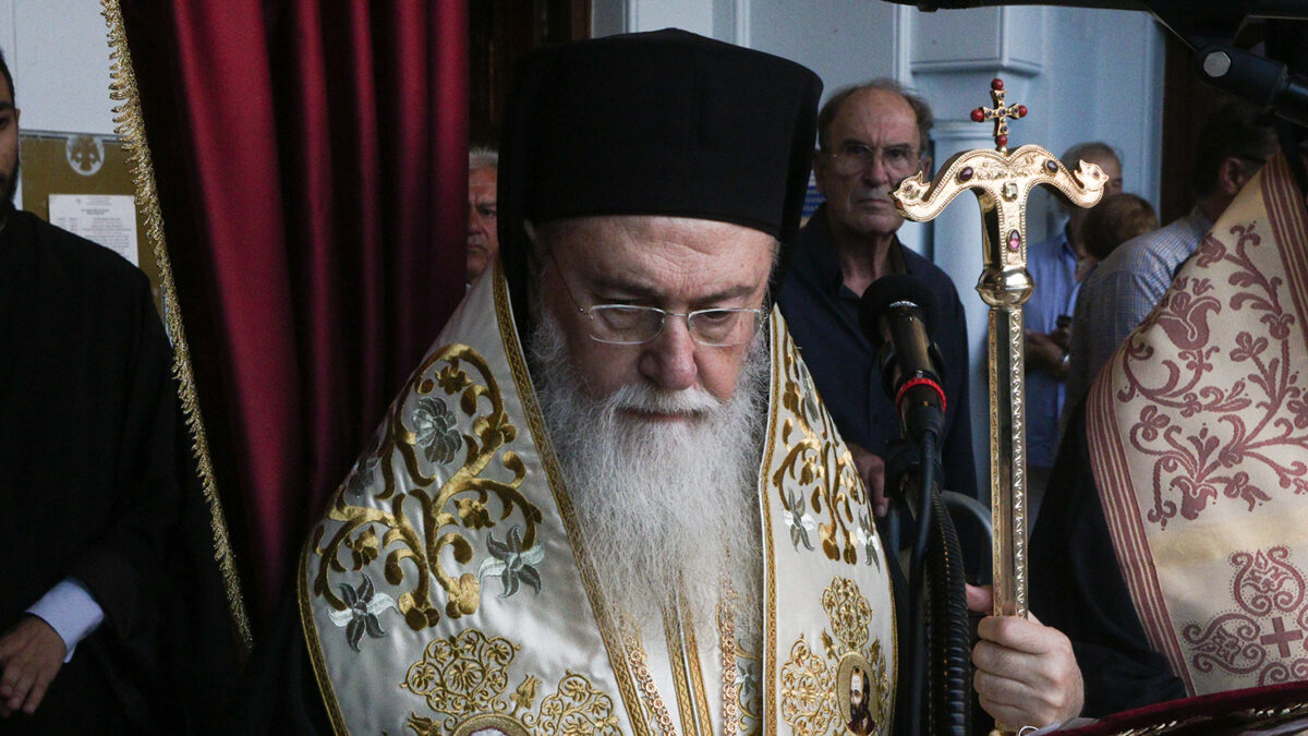 Ο Αρχιεπισκοπος Ιερωνυμος περεστη σημερα στον Ιερο Ναο Αποστολου Παυλου στην Κορινθο για τον εσπερινο της εορτης του Αποστολου Παυλου πλαισιουμενος απο πολλους Μητροπολιτες Βουλευτες του Νομου τον Δημαρχο Κορινθου και την στρατιωτικη ηγεσια του Νομου ΧΡΗΣΤΟΣ ΜΠΟΝΗΣ--ΑΡΧΙΕΠΙΣΚΟΠΗ ΑΘΗΝΩΝ