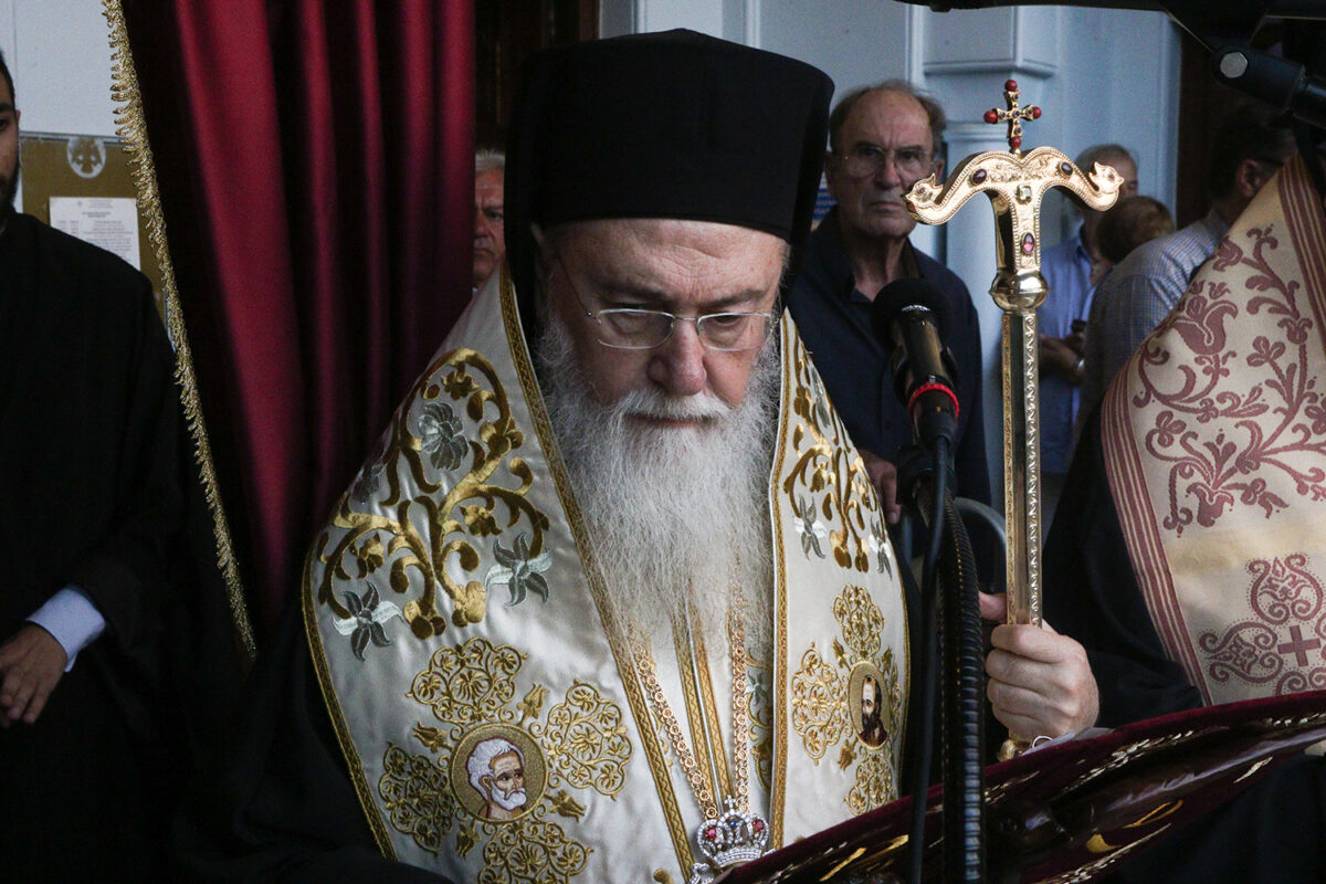 Ο Αρχιεπισκοπος Ιερωνυμος περεστη σημερα στον Ιερο Ναο Αποστολου Παυλου στην Κορινθο για τον εσπερινο της εορτης του Αποστολου Παυλου πλαισιουμενος απο πολλους Μητροπολιτες Βουλευτες του Νομου τον Δημαρχο Κορινθου και την στρατιωτικη ηγεσια του Νομου ΧΡΗΣΤΟΣ ΜΠΟΝΗΣ--ΑΡΧΙΕΠΙΣΚΟΠΗ ΑΘΗΝΩΝ