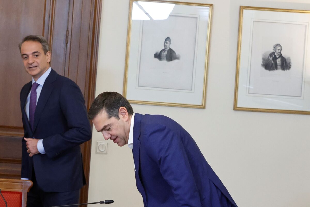 Ο Κυριάκος Μητσοτάκης και ο Αλέξης Τσίπρας σε σύσκεψη πολιτικών αρχηγών στο Προεδρικό Μέγαρο το 2023