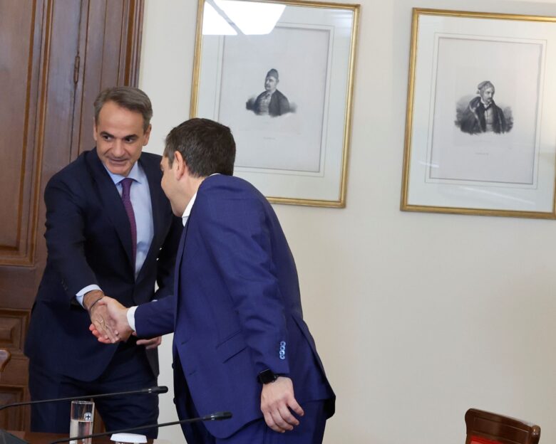 Δημοσκόπηση Interview: Πτώση 4,5 μονάδων για τη ΝΔ – Κοντά στον Μητσοτάκη ο Τσίπρας στην καταλληλότητα για πρωθυπουργός