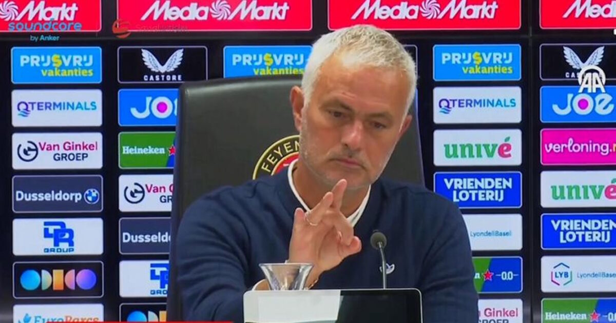 Jose Mourinho put them on a fly at a press conference of Fenerbahce