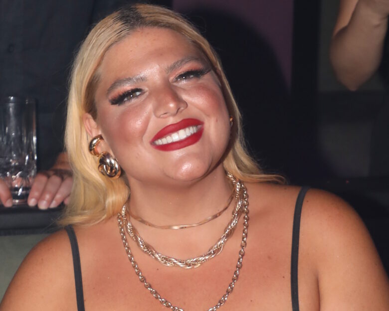 Δανάη Μπάρκα: Τόπλες φωτογραφία ξαπλωμένη σε κρεβάτι στις καλοκαιρινές διακοπές της