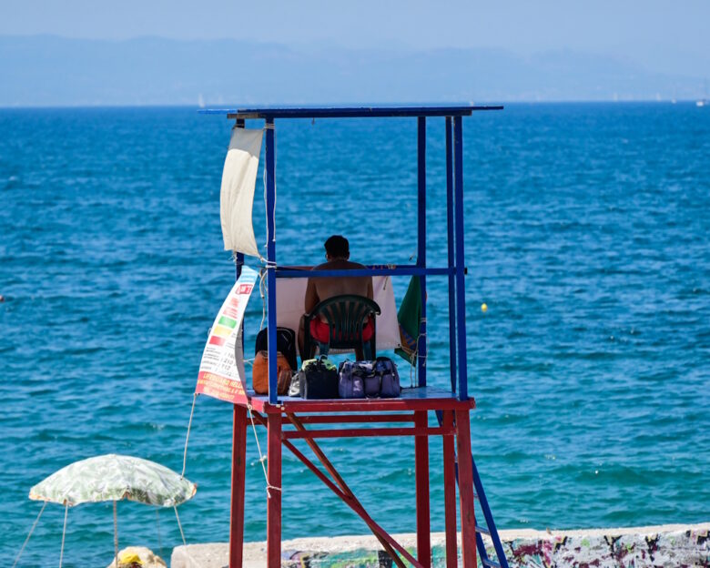 Χανιά: Ναυαγοσώστης εκτός υπηρεσίας έσωσε πέντε λουόμενους – Αγνόησαν την κόκκινη σημαία στην παραλία