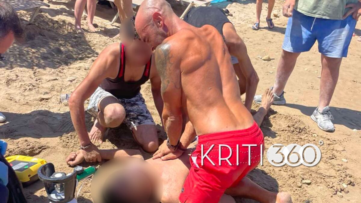Η στιγμή που ο ναυαγοσώστης δίνει τις πρώτες βοήθειες στον νεαρό