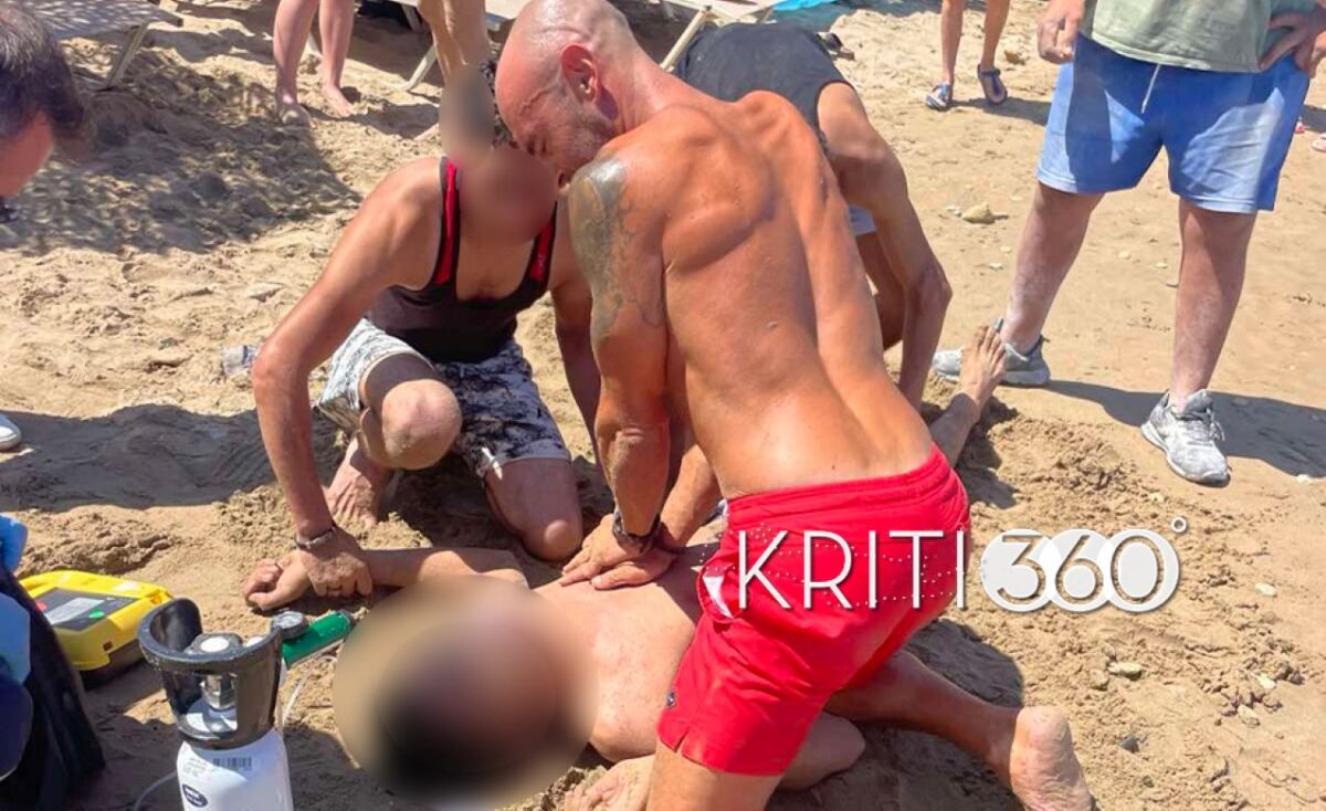 Η στιγμή που ο ναυαγοσώστης δίνει τις πρώτες βοήθειες στον νεαρό