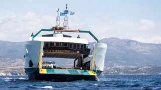 Το φεριμπότ που προσάραξε στα Νέα Στύρα