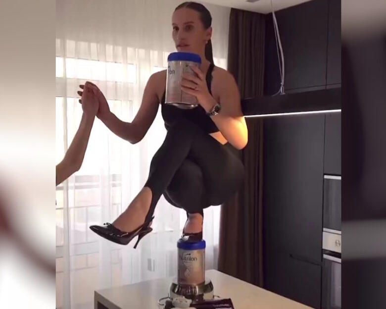 Στο νοσοκομείο Ρωσίδα influencer για χάρη ενός TikTok challenge: Έπαθε κάταγμα σπονδύλου λόγω του «Nicki Minaj stiletto»
