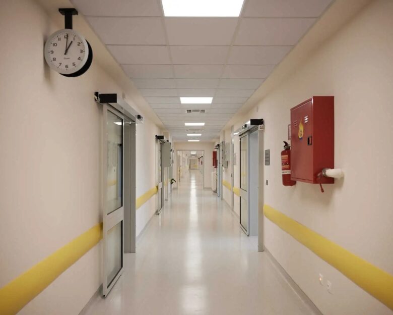 Νοσοκομεία: Το βραχιολάκι βελτίωσε το χρόνο εξυπηρέτησης στα Επείγοντα –  Τι δείχνουν τα στοιχεία